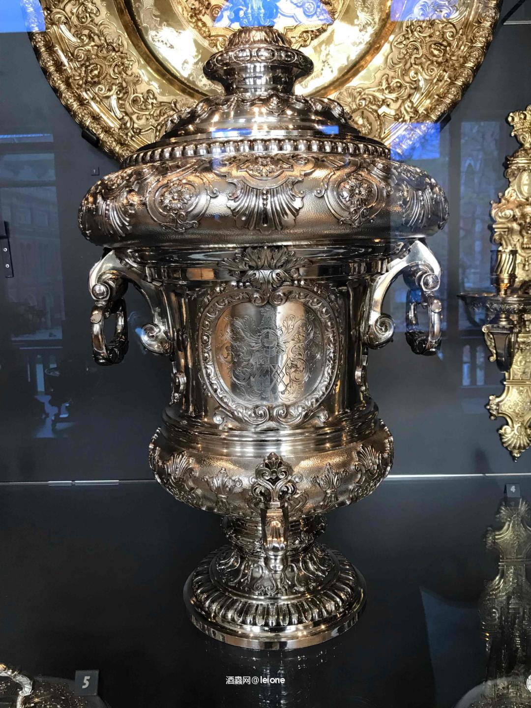 一些酒杯酒具……