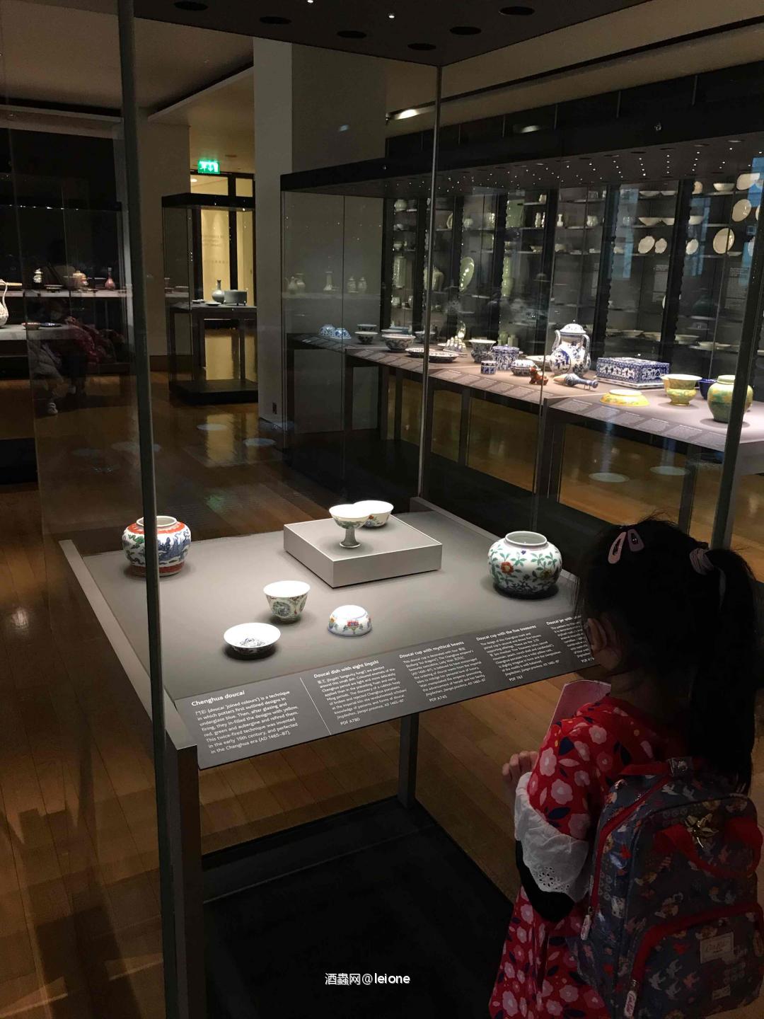 一些酒杯酒具……