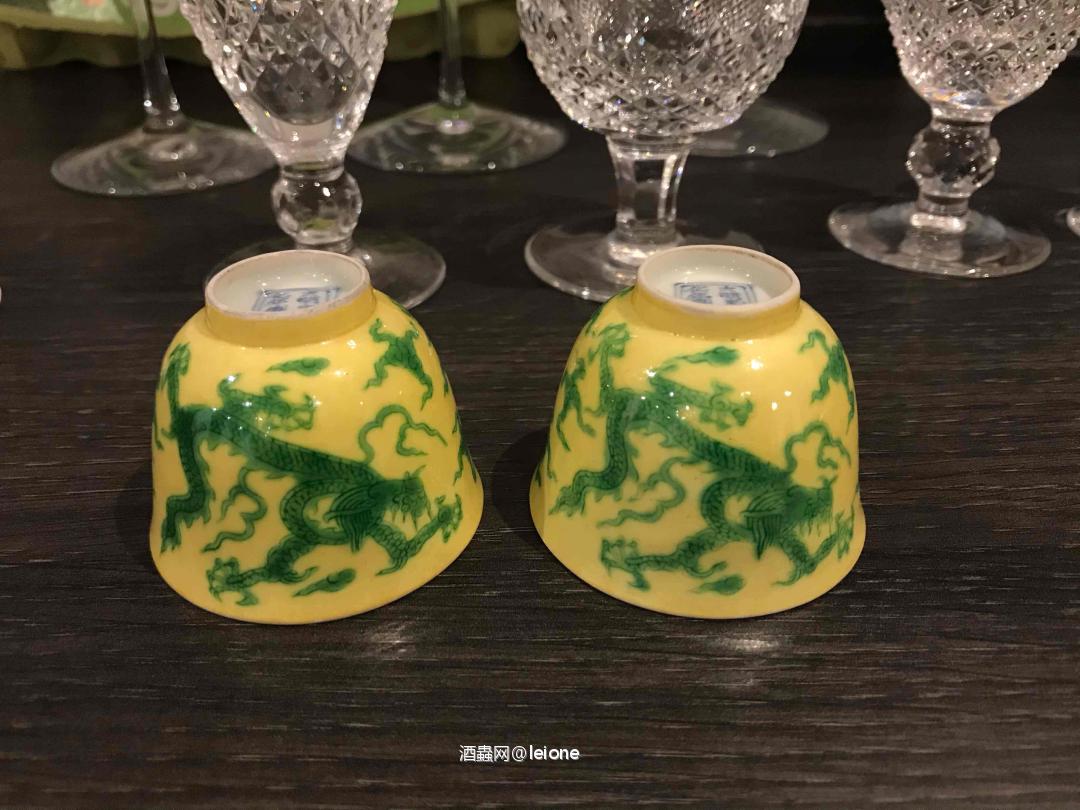 一些酒杯酒具……