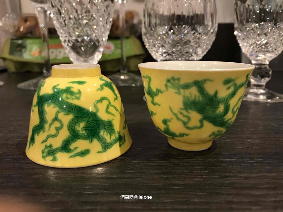 一些酒杯酒具……