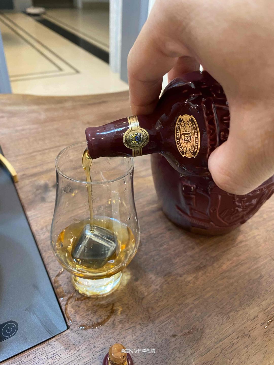 真他妈好喝，酒色金黄，像一颗透亮的琥铂，饮入口，甜蜜，丝滑，…