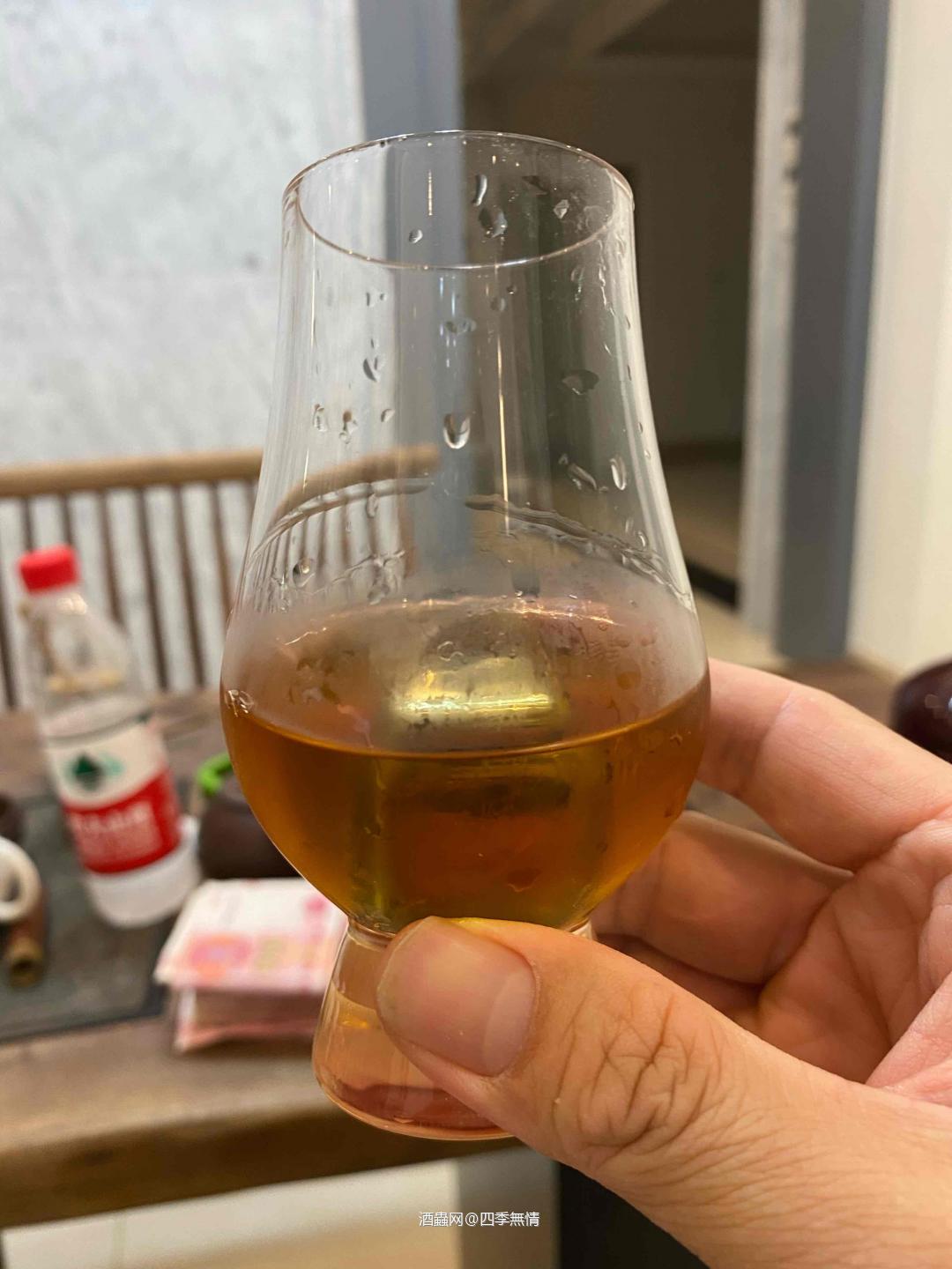 真他妈好喝，酒色金黄，像一颗透亮的琥铂，饮入口，甜蜜，丝滑，…