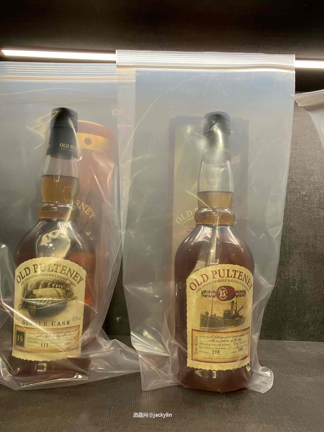 两瓶小酒凑成对