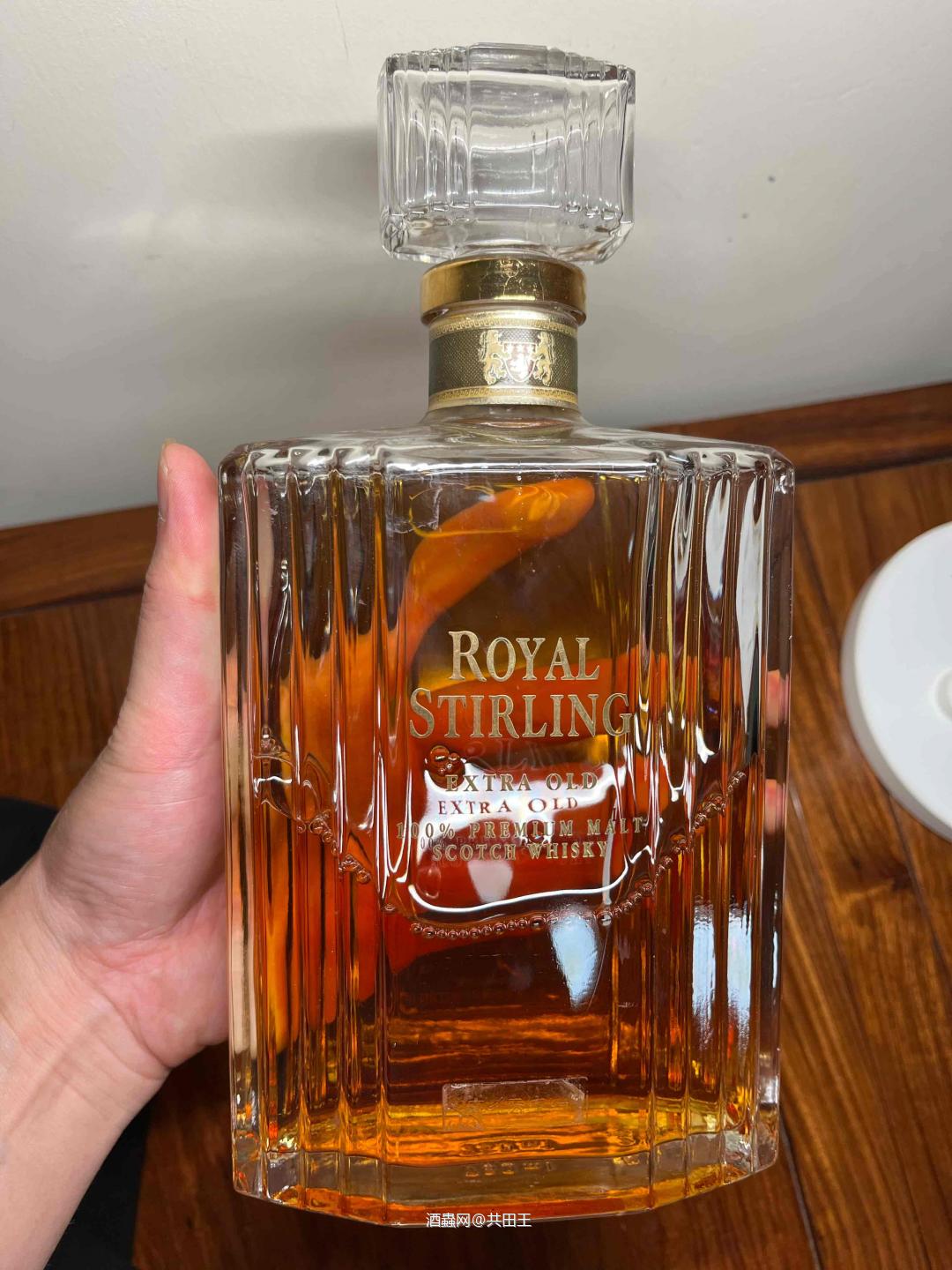 惊奇发现，皇家斯特林竟然是水晶瓶，瓶颈还镀金还是金泊？谁能解答？