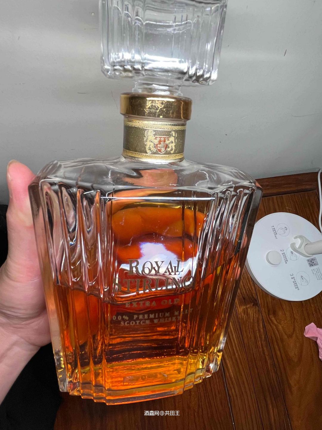 惊奇发现，皇家斯特林竟然是水晶瓶，瓶颈还镀金还是金泊？谁能解答？