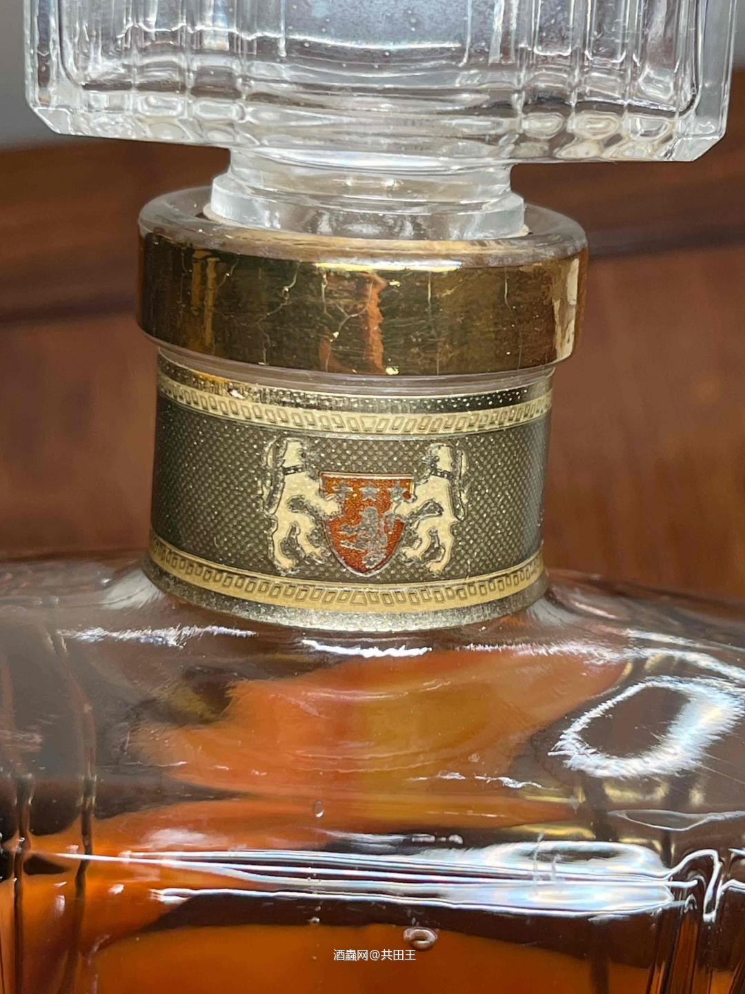 惊奇发现，皇家斯特林竟然是水晶瓶，瓶颈还镀金还是金泊？谁能解答？