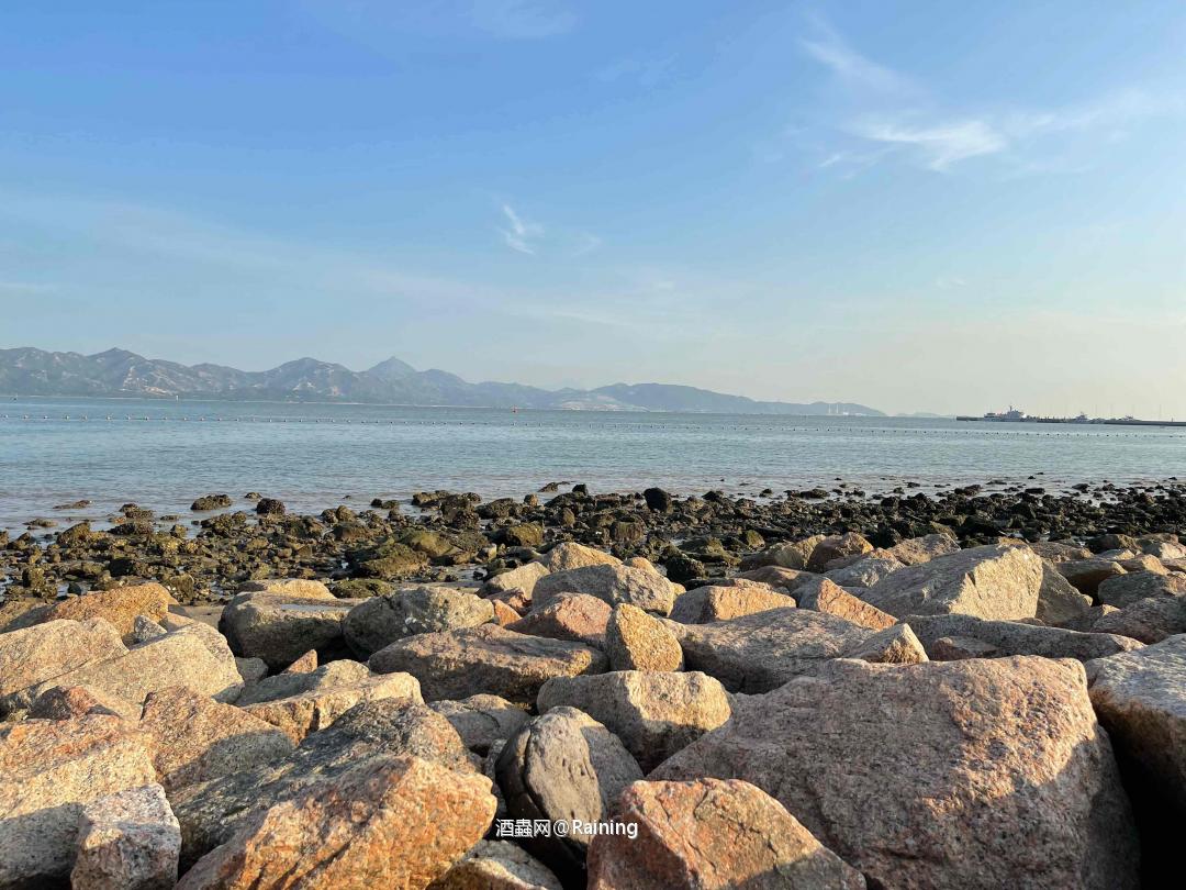 路过海边顺手拍😎嗯……晚上想喝点大海味道的威士忌了🥃<img src='https://sdata.whiskyworm.com/xcxpics/emoji_21.png' class='emoji' />