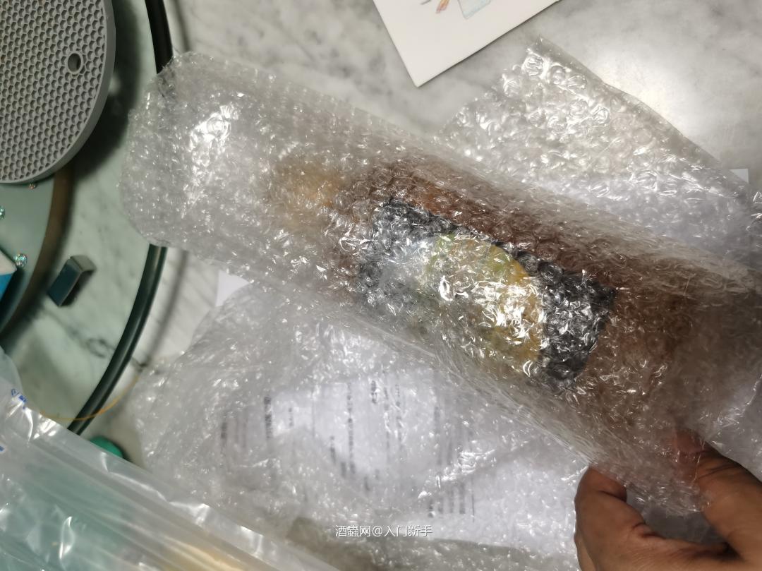 一早拆包。威士忌的坑。越陷越深。不知道尽头在哪里？那里是岸？或许在下跌中进货总比上升中进货的。风险会少一点。学费也交少一点吧？<img src='https://sdata.whiskyworm.com/xcxpics/emoji_4.png' class='emoji' />