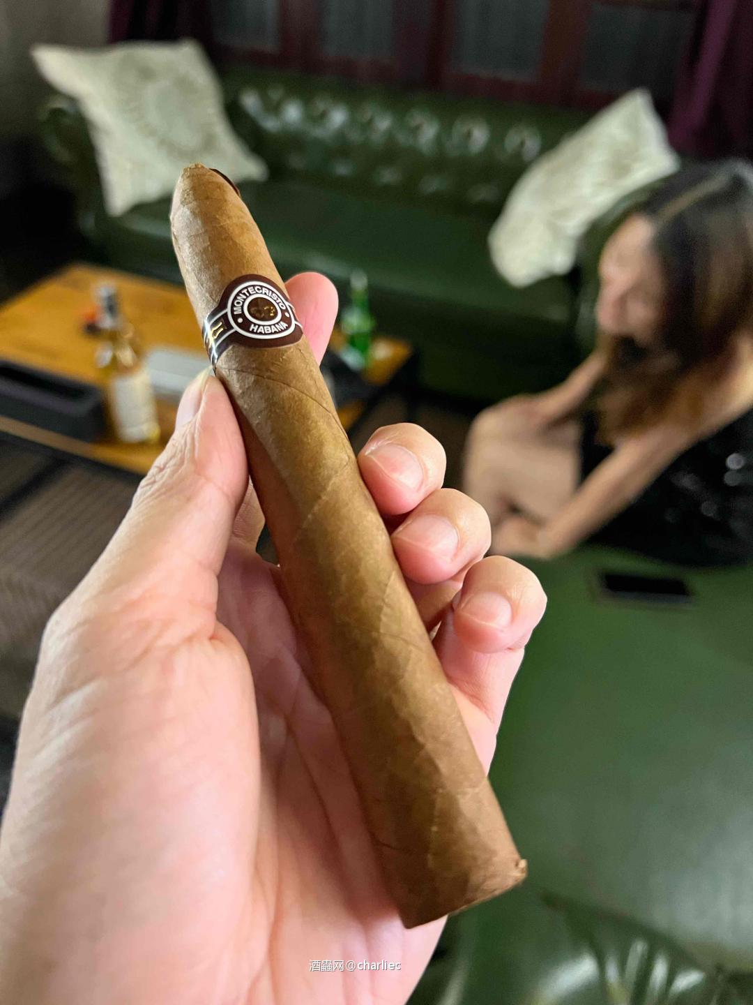 座中醉客延醒客，江上晴云杂雨云。