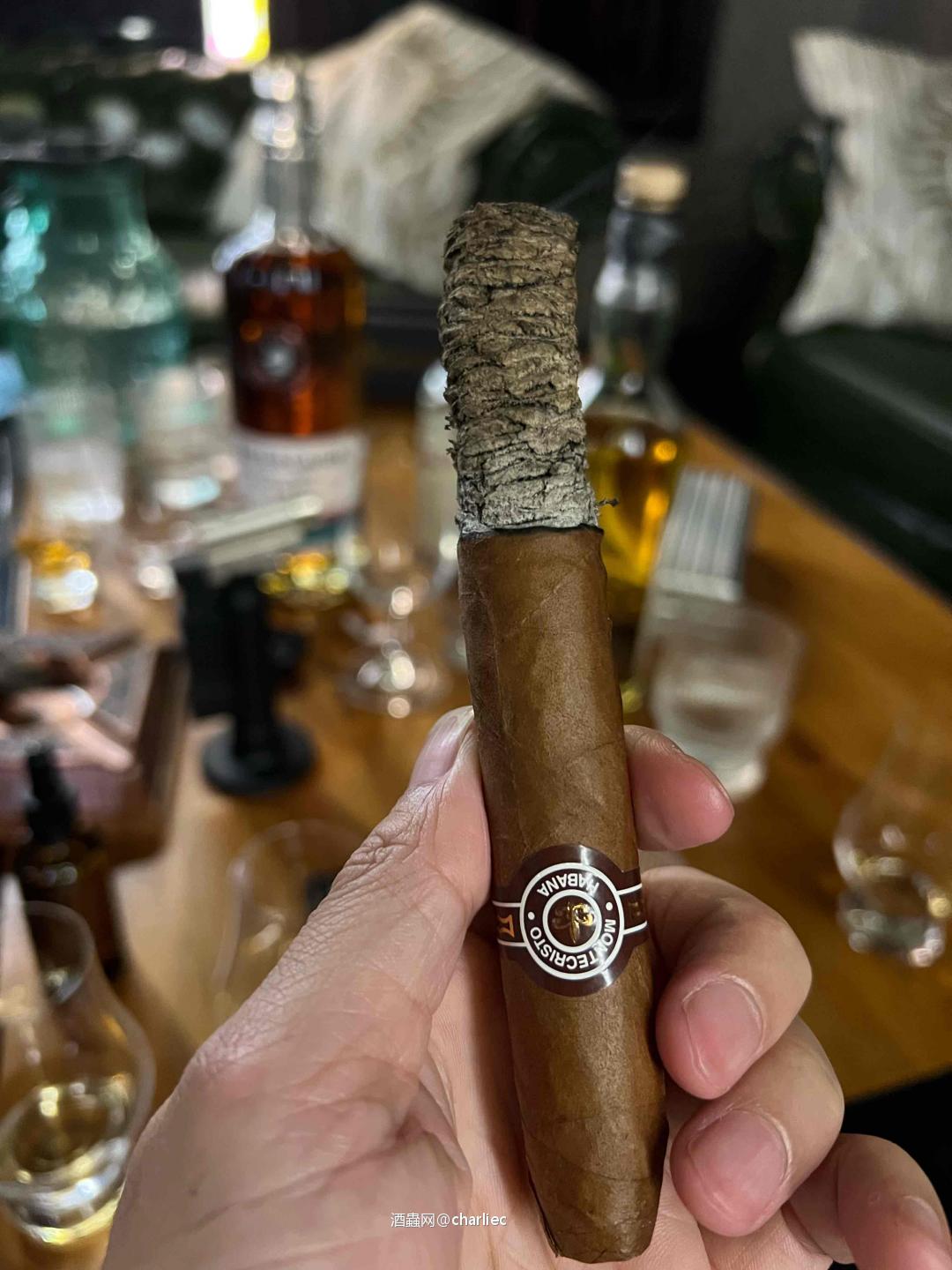 座中醉客延醒客，江上晴云杂雨云。