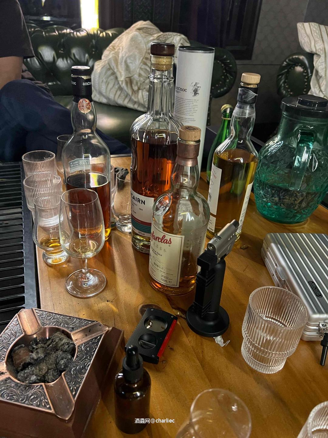 座中醉客延醒客，江上晴云杂雨云。