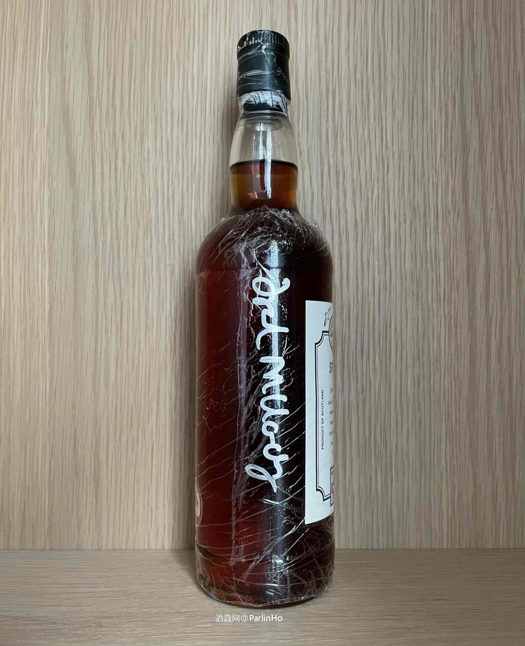 这是同一瓶吗？怎么酒虫不把瓶子上的签名拍上？<img src='https://sdata.whiskyworm.com/xcxpics/emoji_21.png' class='emoji' />