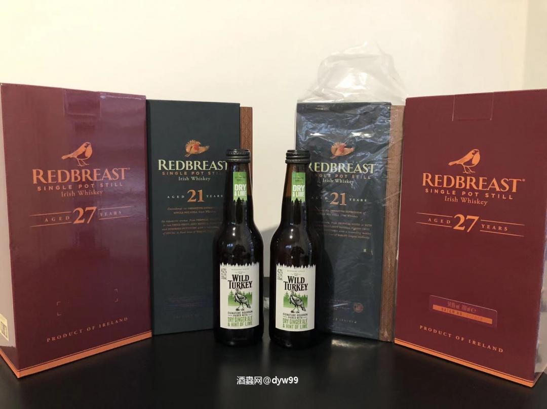 桌上的鸟儿也成双对