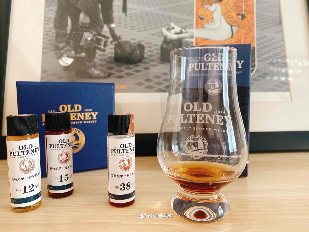 颜色：深邃艳丽带些葡萄酒红的琥珀色。<p class='p'/><p class='p'/>香气：酒心巧克力，肉…