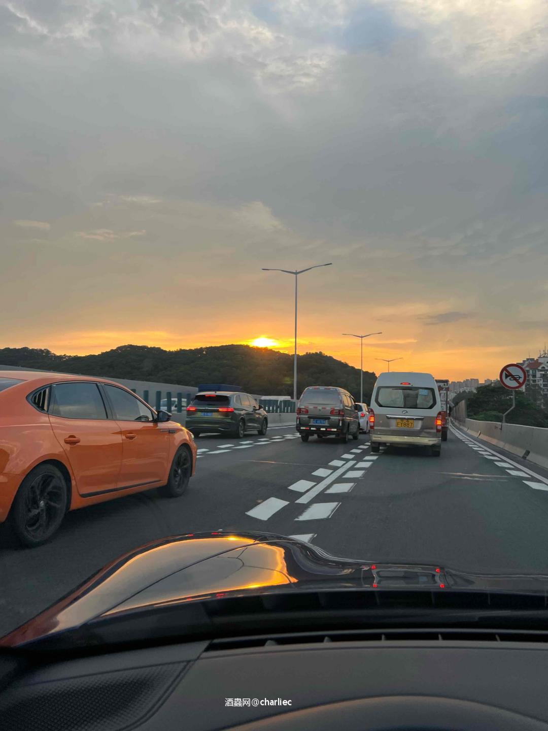 落日熔金 暮云合处 饮酒灰茄路