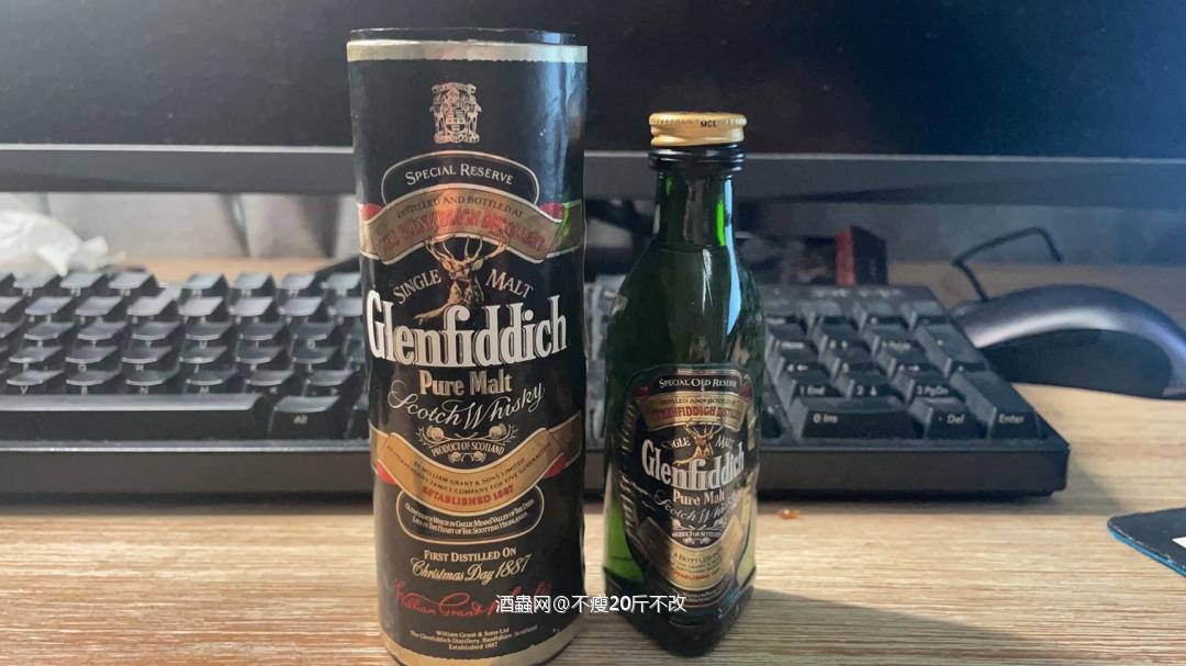 各位老板 今天淘了瓶酒 希望各位大佬介绍一下 在早市看到的 找了一圈也没找到是啥 希望有知道的大佬答疑解惑