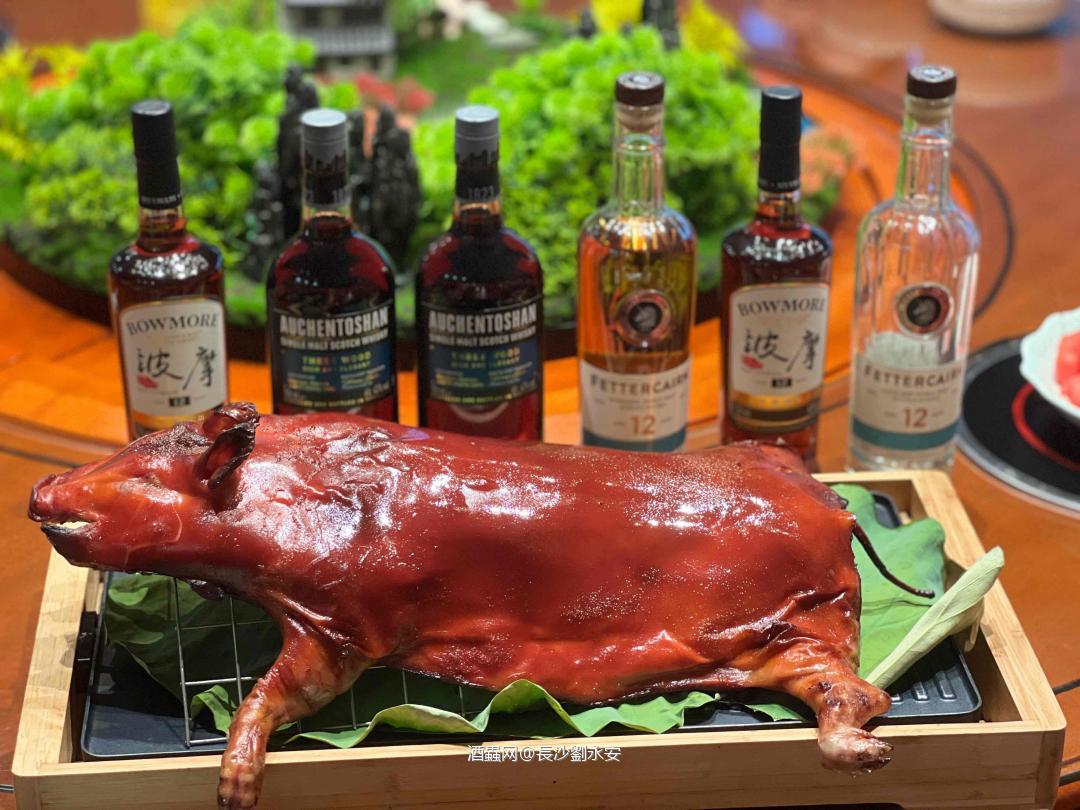 给大家表演一个三口一头猪🐷