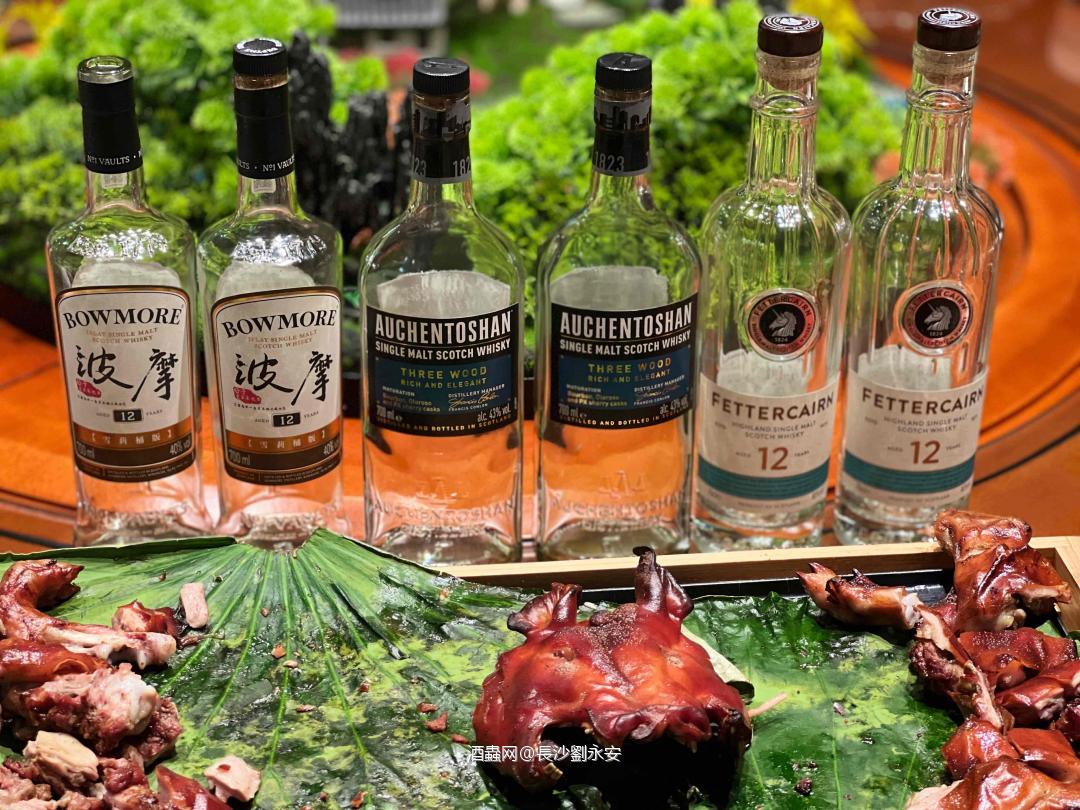 给大家表演一个三口一头猪🐷