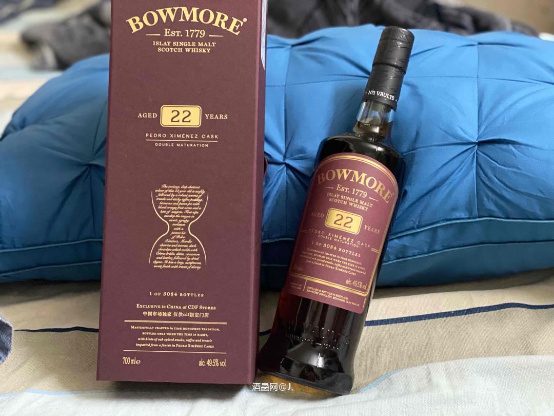 B22的原酒先是在雪莉、波本和猪头桶中熟成了18年，然后转入…