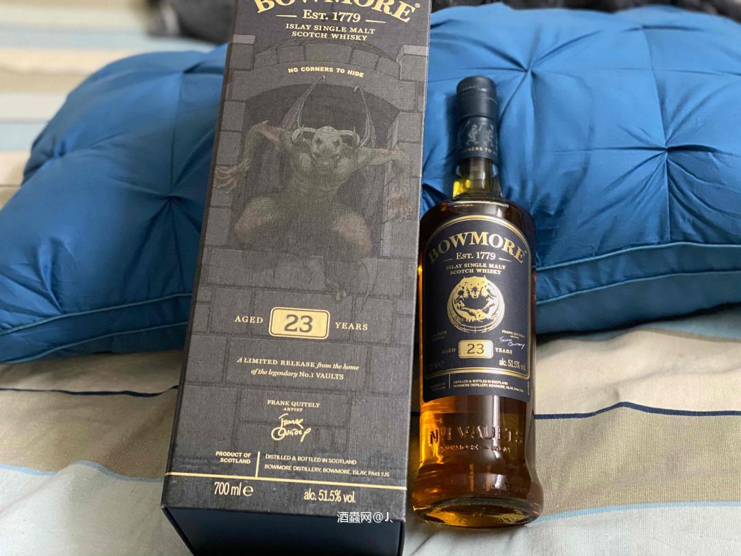 B22的原酒先是在雪莉、波本和猪头桶中熟成了18年，然后转入…