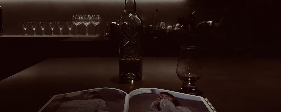 喝酒吸花 刚开始喝觉得酒的味道一般 但翻开超越妹妹的照片后就瞬间觉得好喝了很多 满满都是花香