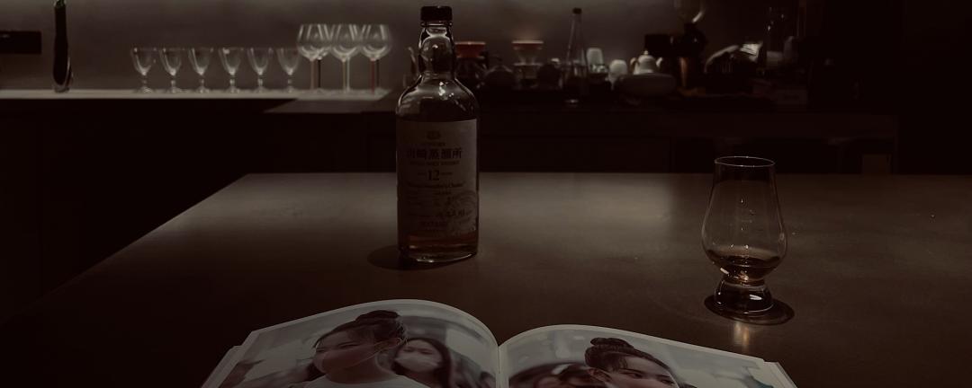 喝酒吸花 刚开始喝觉得酒的味道一般 但翻开超越妹妹的照片后就瞬间觉得好喝了很多 满满都是花香