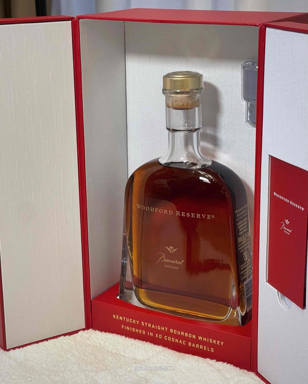 终于攒出活福三兄弟， Woodford于2018年特别推出的过干邑桶威士忌，限量联名Baccarat，首发价2000美金，一大半都在这水晶酒樽上吧。水晶质感凝实，这巴卡拉，名不虚传。