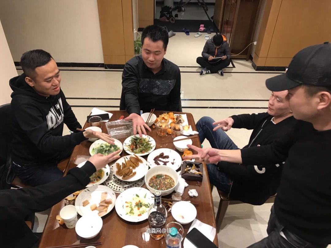 儿时游戏石头剪刀布喝酒来的快<img src='https://sdata.whiskyworm.com/xcxpics/emoji_21.png' class='emoji' />