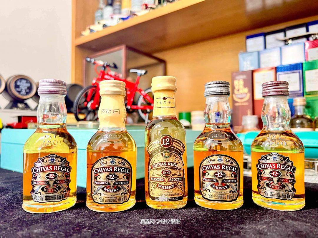 第一款在瓶子上标出具体陈年年份的威士忌——芝华士12年