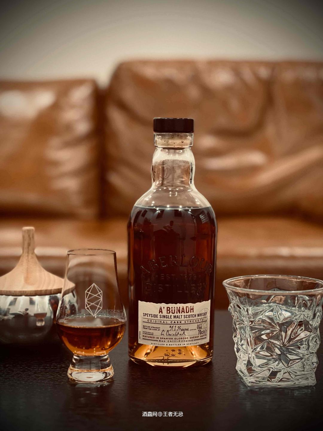 浪漫的法国人：原来法国的日历上每一天对应的是不同的圣人或者历史名人的名字，而法国人最喜欢的威士忌是亚伯乐Aberlour