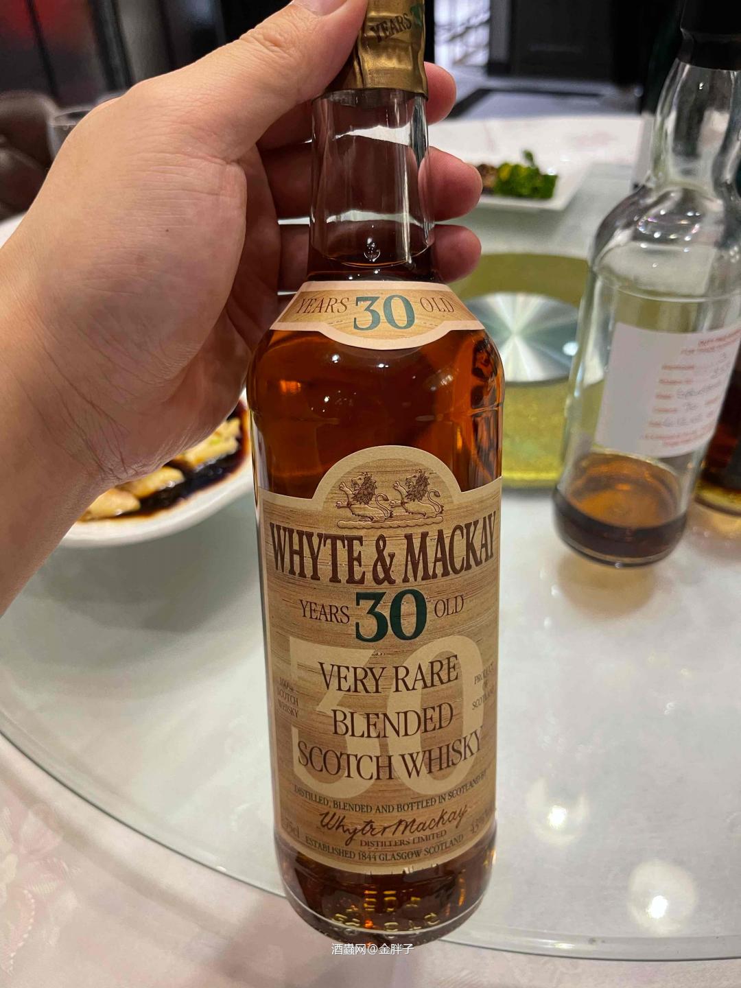 年少不知少妇好，多喝才知调和香 今天开了怀特马凯90年代装瓶的双狮30年。60年代还没有收购费特肯🦄酒厂。酒商和我说里面有大摩30年，买的时候不太相信。毕竟是要5万块的酒。开瓶后香气扑鼻，根本没有因为调和而酒体单薄，入口感觉赚了。大摩30的比例很高。 今天又一次听家铭大佬聊大摩，大摩一定要喝出板栗🌰，糖醋，和窖藏的感觉。受教了<img src='https://sdata.whiskyworm.com/xcxpics/emoji_14.png' class='emoji' />