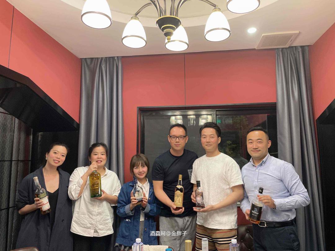 年少不知少妇好，多喝才知调和香 今天开了怀特马凯90年代装瓶的双狮30年。60年代还没有收购费特肯🦄酒厂。酒商和我说里面有大摩30年，买的时候不太相信。毕竟是要5万块的酒。开瓶后香气扑鼻，根本没有因为调和而酒体单薄，入口感觉赚了。大摩30的比例很高。 今天又一次听家铭大佬聊大摩，大摩一定要喝出板栗🌰，糖醋，和窖藏的感觉。受教了<img src='https://sdata.whiskyworm.com/xcxpics/emoji_14.png' class='emoji' />