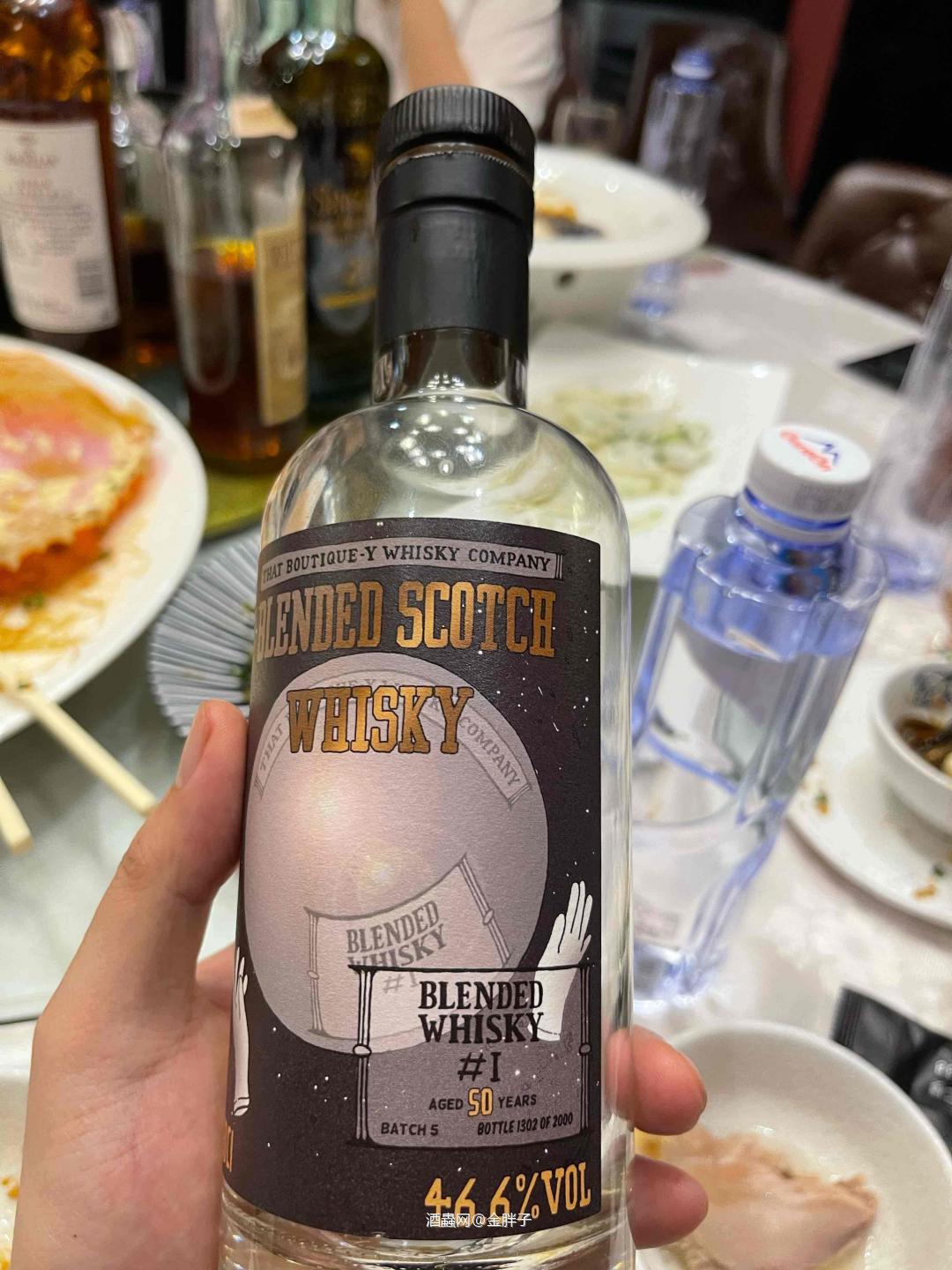 年少不知少妇好，多喝才知调和香 今天开了怀特马凯90年代装瓶的双狮30年。60年代还没有收购费特肯🦄酒厂。酒商和我说里面有大摩30年，买的时候不太相信。毕竟是要5万块的酒。开瓶后香气扑鼻，根本没有因为调和而酒体单薄，入口感觉赚了。大摩30的比例很高。 今天又一次听家铭大佬聊大摩，大摩一定要喝出板栗🌰，糖醋，和窖藏的感觉。受教了<img src='https://sdata.whiskyworm.com/xcxpics/emoji_14.png' class='emoji' />