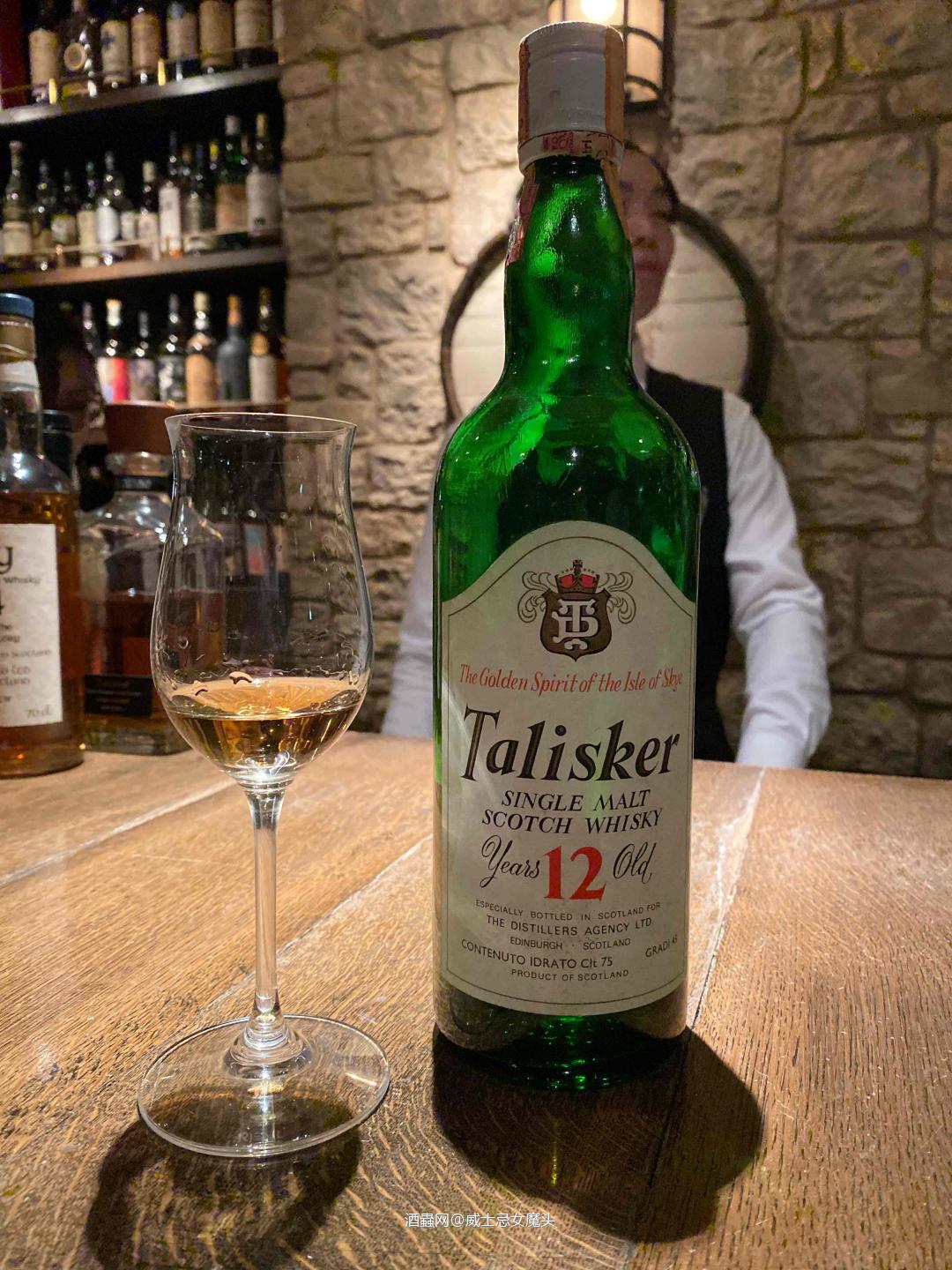 只记得这家酒吧在东京的六本木,全是老威士忌,后面的酒评贴慢慢…