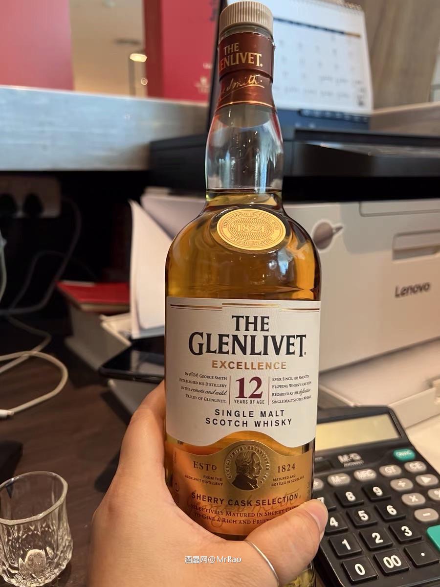 威特12年,纯饮刚入口有点冲,加冰饮用更佳哦