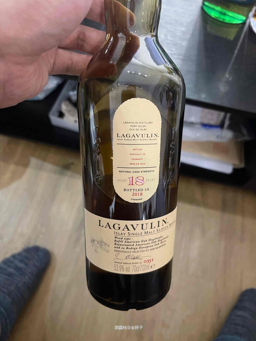 写个酒评[玫瑰] 微醺之后，拉加岛节lagavulin feis ile真的很顶[强] 一杯入喉，酒精感压的非常棒👍🏻。但酒体的宏大结构和雄壮的热情，很快会转化成一股暖流，瞬间涌上你的心❤巴 恰似胸口的一团火，直冲脑门[强]够劲，直接，纯粹。仿佛灰烬在口中刚刚熄灭的感觉[旺柴] 帅气，百喝不厌