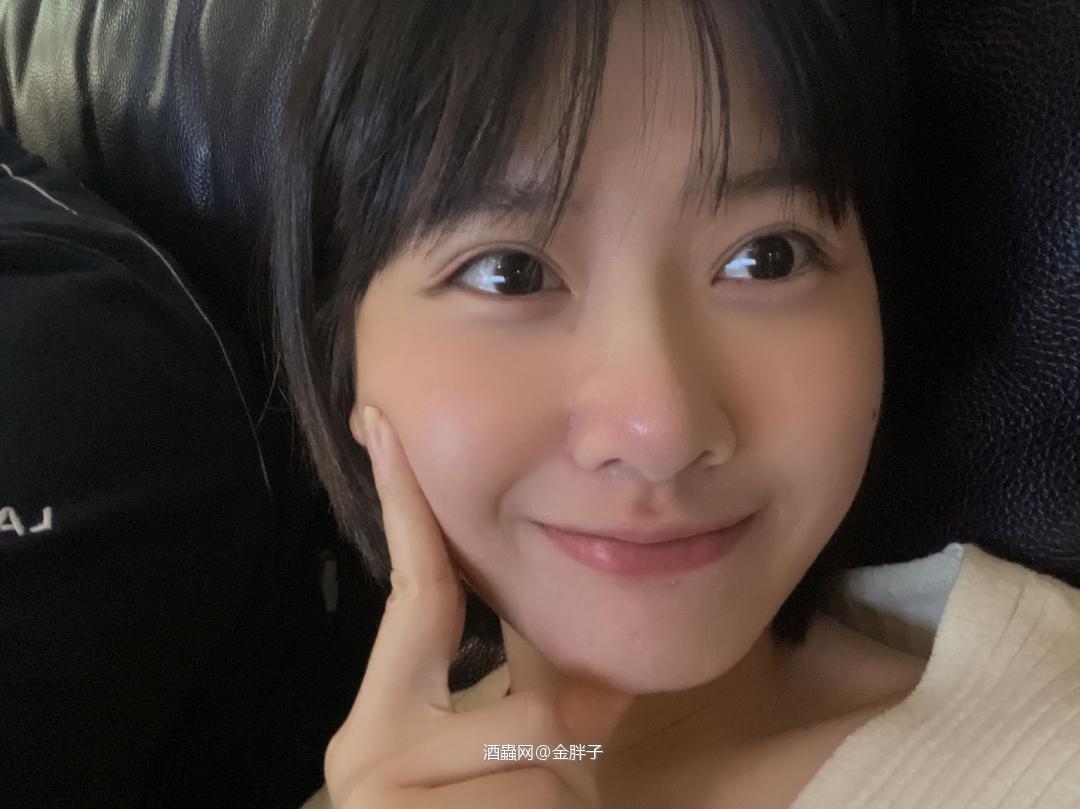 写个酒评[玫瑰] 微醺之后，拉加岛节lagavulin feis ile真的很顶[强] 一杯入喉，酒精感压的非常棒👍🏻。但酒体的宏大结构和雄壮的热情，很快会转化成一股暖流，瞬间涌上你的心❤巴 恰似胸口的一团火，直冲脑门[强]够劲，直接，纯粹。仿佛灰烬在口中刚刚熄灭的感觉[旺柴] 帅气，百喝不厌