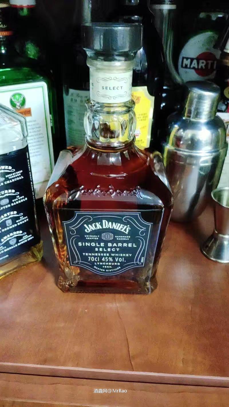 杰克丹尼,性价比挺高的一款酒,听说酒吧喝的比较多