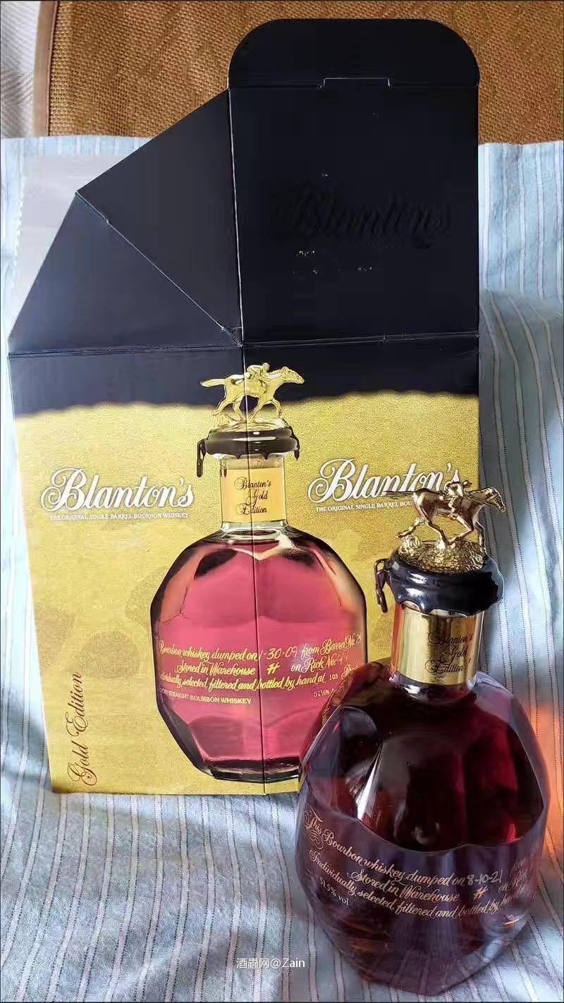 酒色深沉，香气浓郁