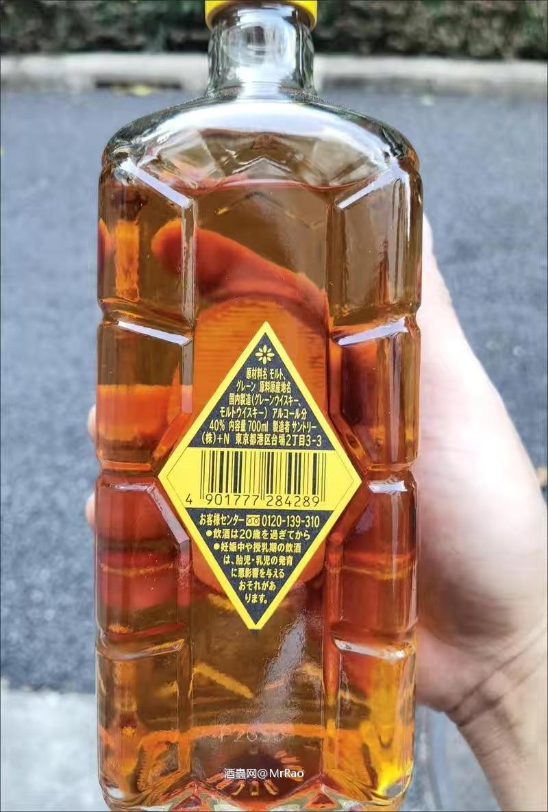 三得利角瓶调和威士忌，加冰加柠檬还挺不错的