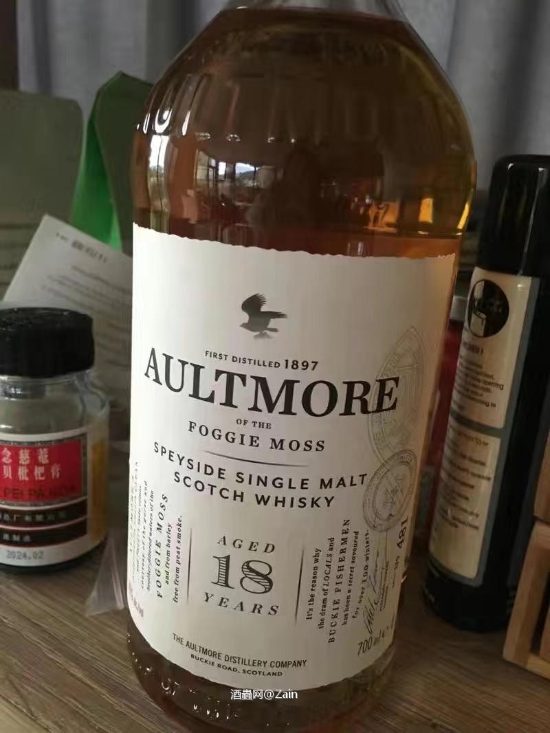 欧摩18年，欧摩的酒虽没有华丽的包装，但是酒品控制上下足了功夫