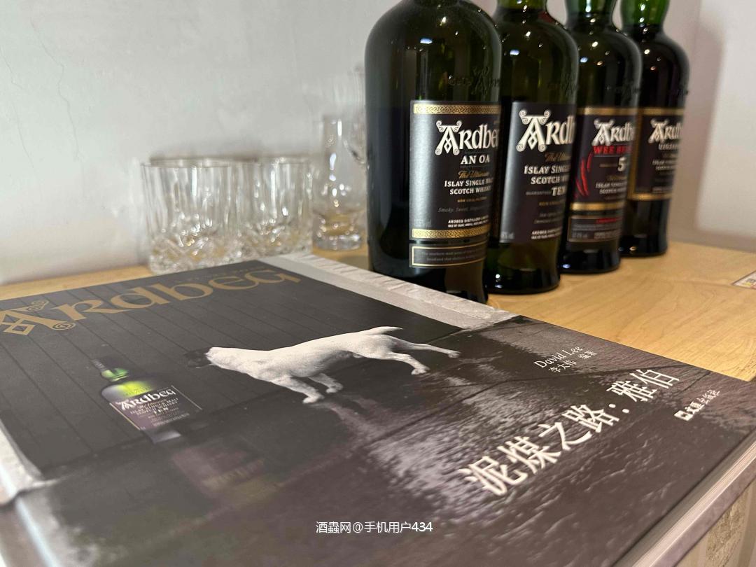 泥煤之路：雅伯今日终于收到李大为的书了，推荐大家可以网上蹲一蹲，这本书对雅伯的介绍比较详细，有历史介绍，人文景观，风俗习惯，当然还有各种年份的雅伯酒款介绍。 对泥煤不太了解，入门先搞起来，希望学多一点<img src='https://sdata.whiskyworm.com/xcxpics/emoji_14.png' class='emoji' />