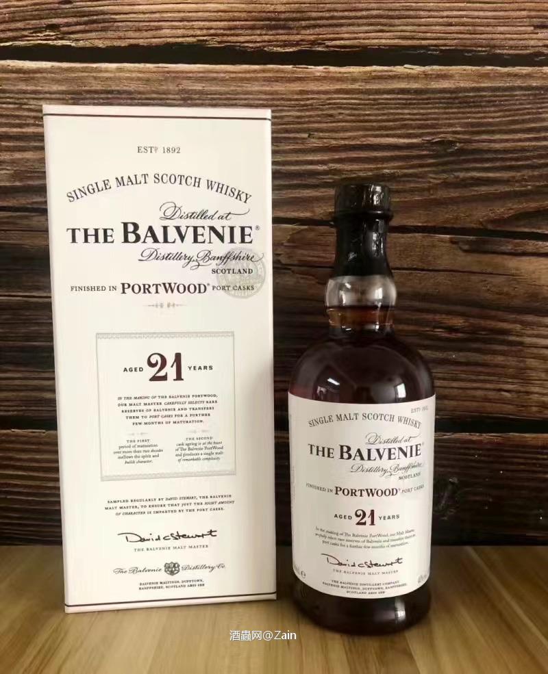 酒色深沉，入口甘醇，回味甘甜