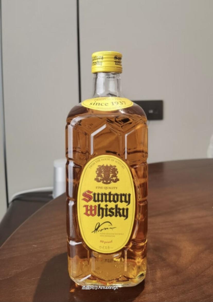 三得利这款角瓶威士忌，是一款非常经典的威士忌，虽然是调和威士忌，但是它的口感香气一点。不输单一麦芽威士忌，作为入门者的品尝非常适合，香气口感都特别柔和，性价比高。