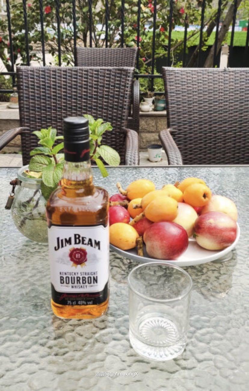 这款威士忌应该是美国销量最大的一款大众威士忌，能够明显体验到交K项目中的香味儿，粗犷，但又带着温和，口感半干，酒体丰满，偶尔还能呈现香草的香气，总体非常满意!