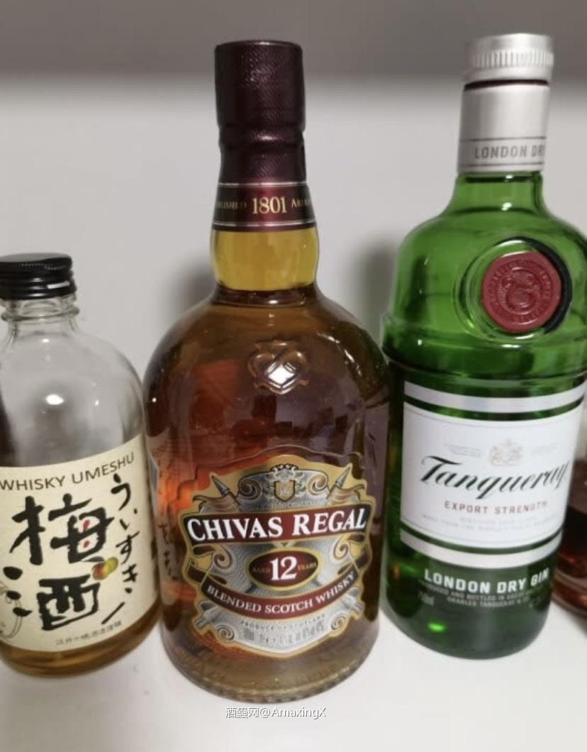 12年芝华士，一款很经典的洋酒，无论它的瓶身造型，还是它的口感味道，平凡里不失一分高贵，亲切中带着一股洋气，耐人回味，值得收藏。