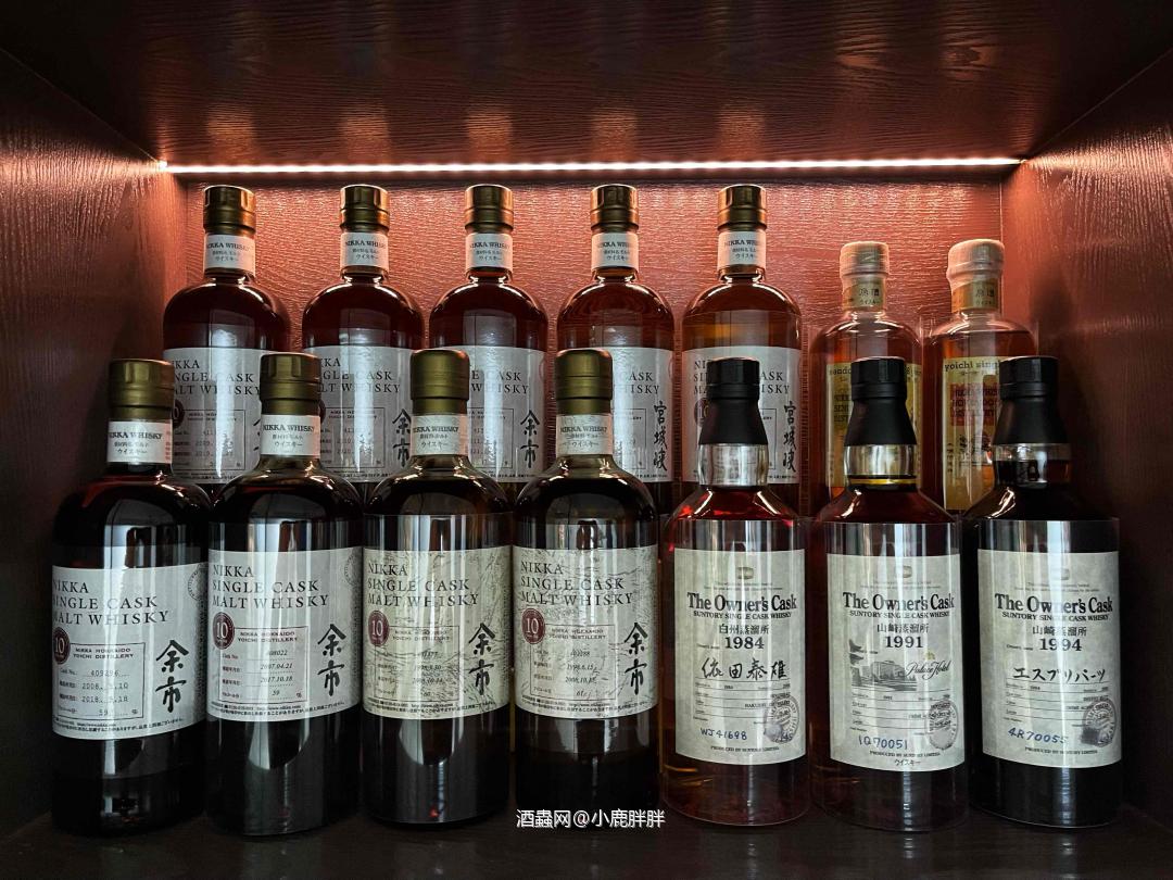 整理一下酒柜一角，整整齐齐比较舒服😌