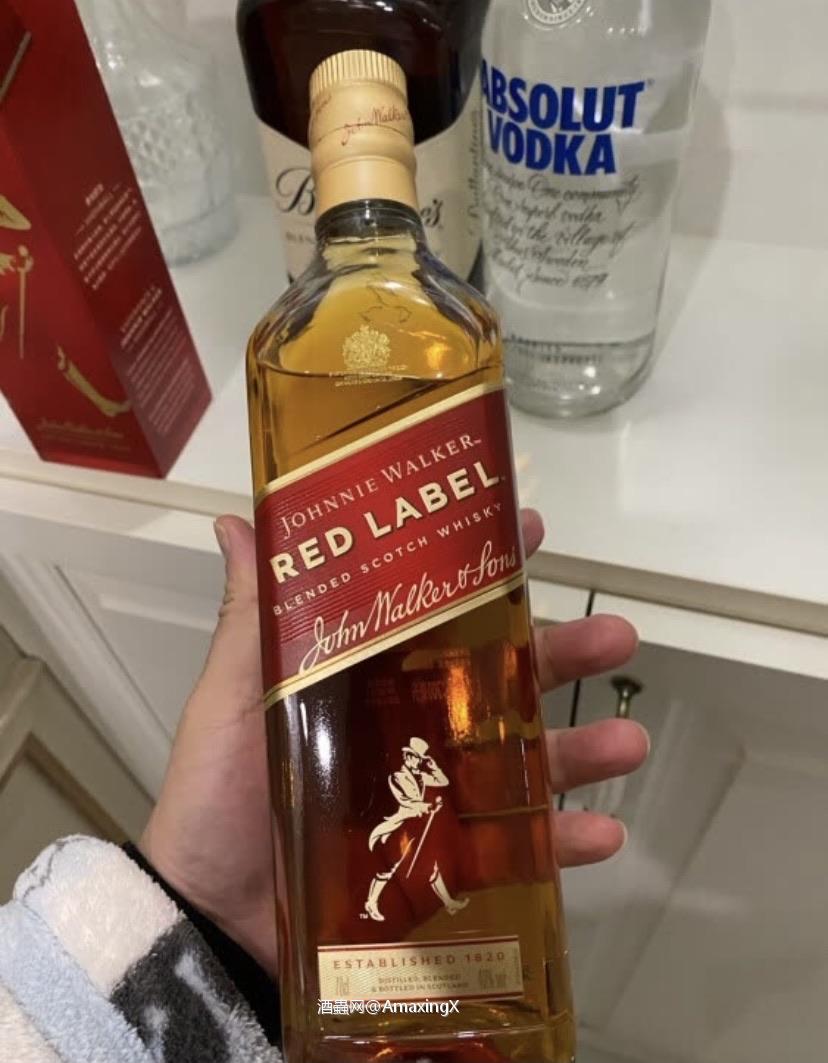 JOHNNIE WALKER，有浓郁的烟熏味，口感醇厚，冰饮或者加蜂蜜味道都很不错。