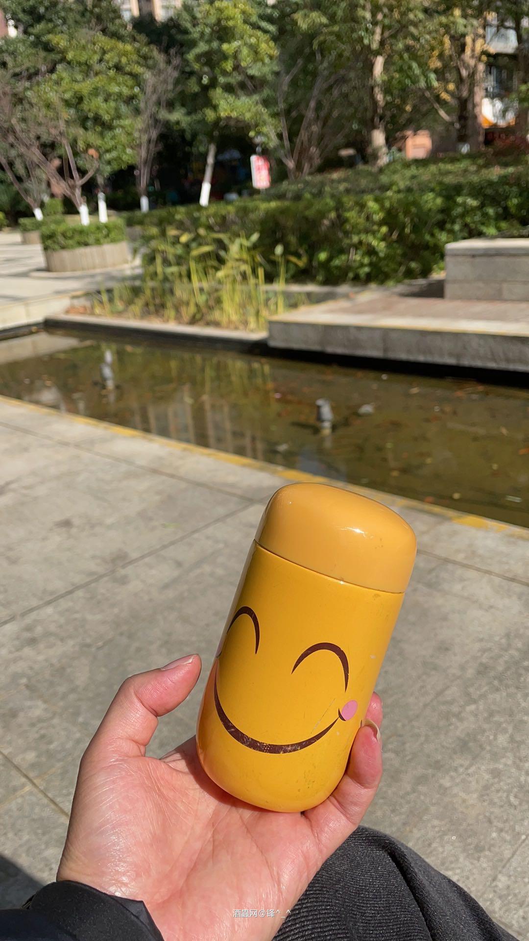 手拿保温杯，不是小酒杯<img src='https://sdata.whiskyworm.com/xcxpics/emoji_14.png' class='emoji' />