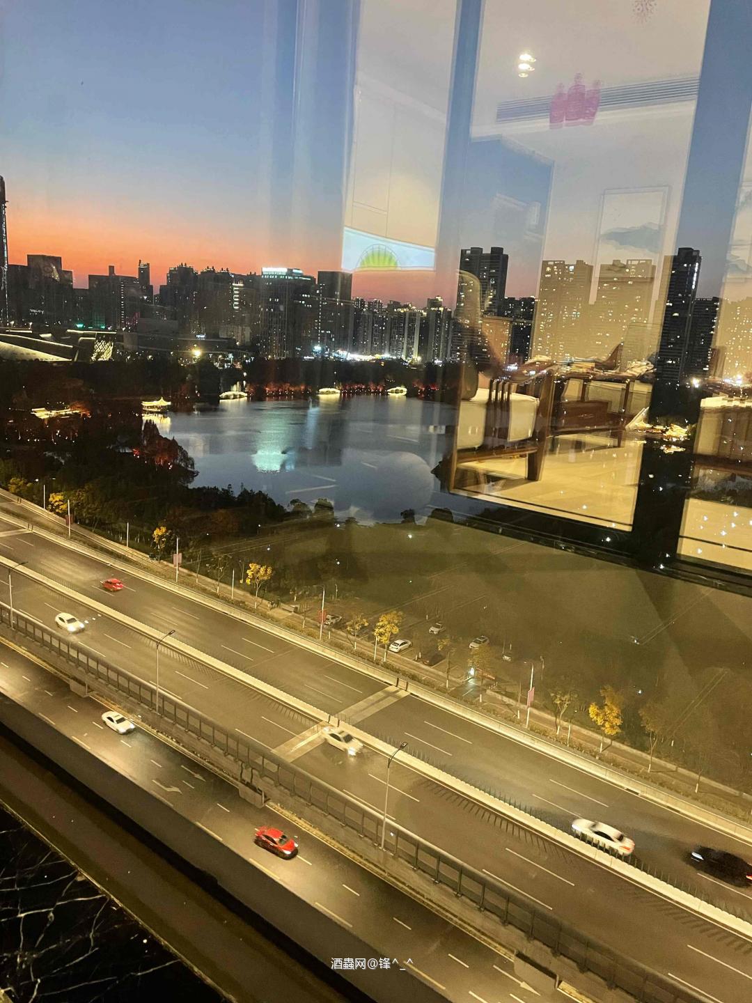 夜幕低垂，告诉你们，该喝酒了<img src='https://sdata.whiskyworm.com/xcxpics/emoji_14.png' class='emoji' />